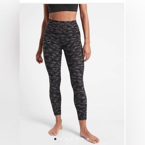 Athleta Salutation Stash Pocket 7/8 Tight
